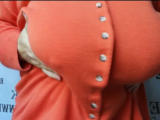 Grosse Titten in orange