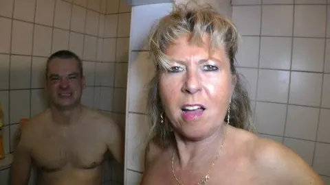 Erst vollgepisst....dann vollgewichst