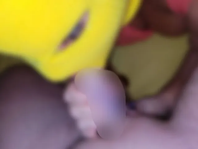 Milf macht einen Blowjob in einer Maske. Oraler Creampie
