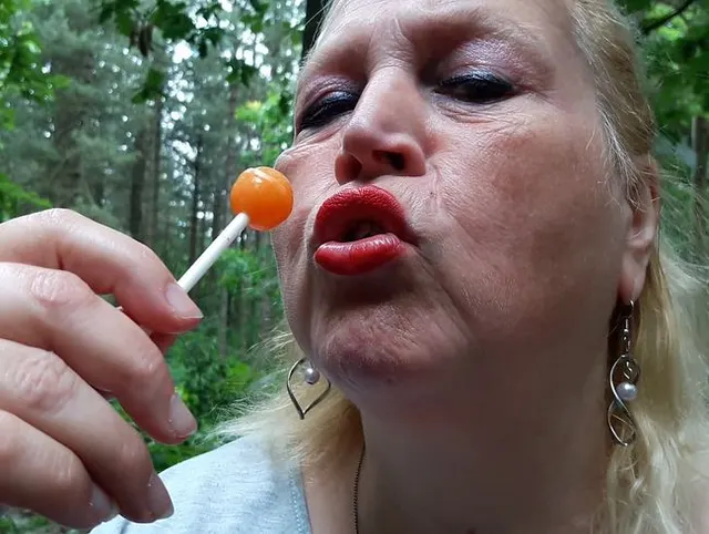 Lutscher lutschen im Wald