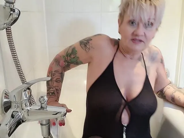 Pißspiele in der Wanne