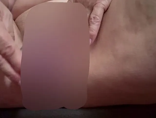 Milf bei der SB mit Dildo