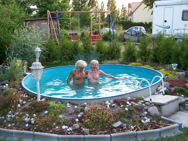 zwei frauen im pool