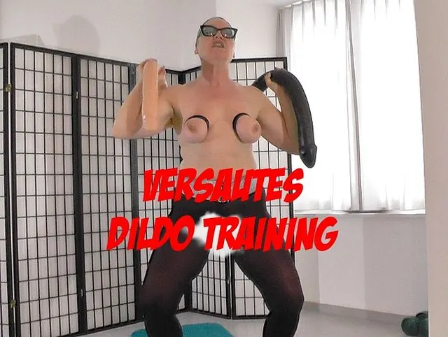 Versautes Dildo Training