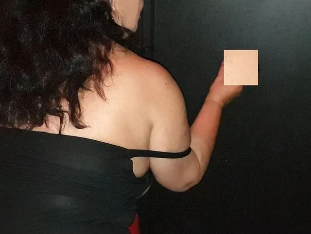 Schwänze massieren am Glory Hole im Pornokino