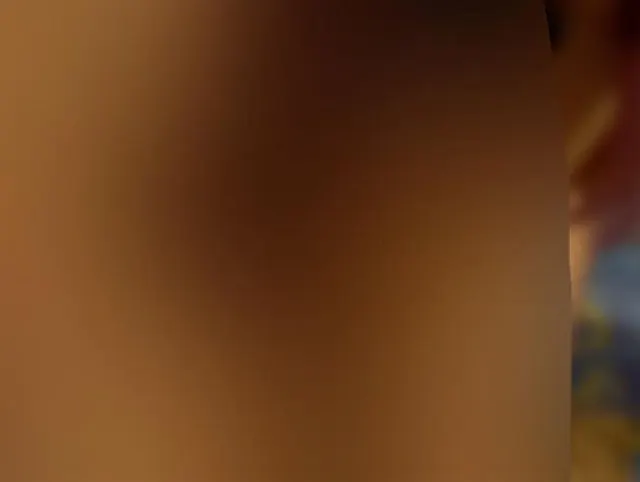 Heiße Mutter in Handschellen spielt mit einem Dildo