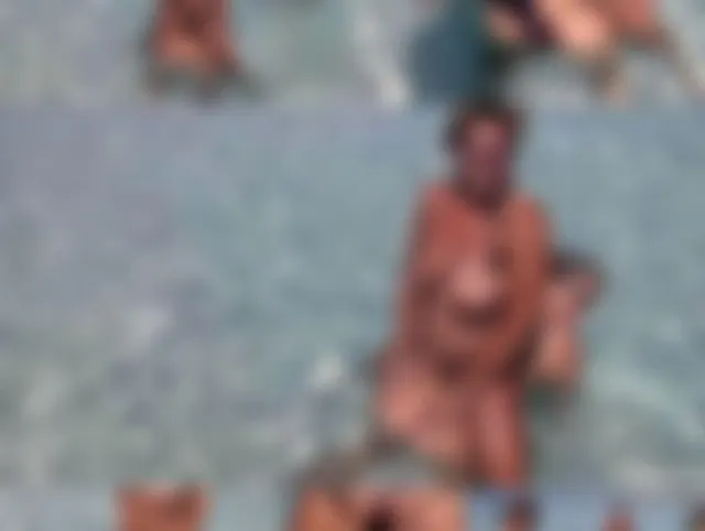 2 Girls pissen sich im Meer gegenseitig auf den Arsch