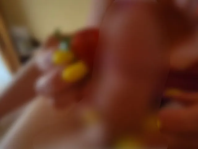 Stiefmutter spielte mit Erdbeeren am Schwanz des Stiefsohns und wurde mit Sperma gefüllt