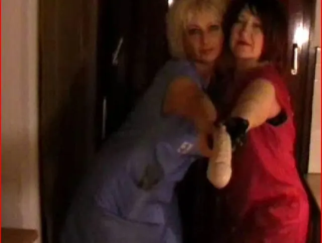 BI-Herinnen Teil 2 -- In Nylonkitteln bizarre Schwanzbehandlung BDSM
