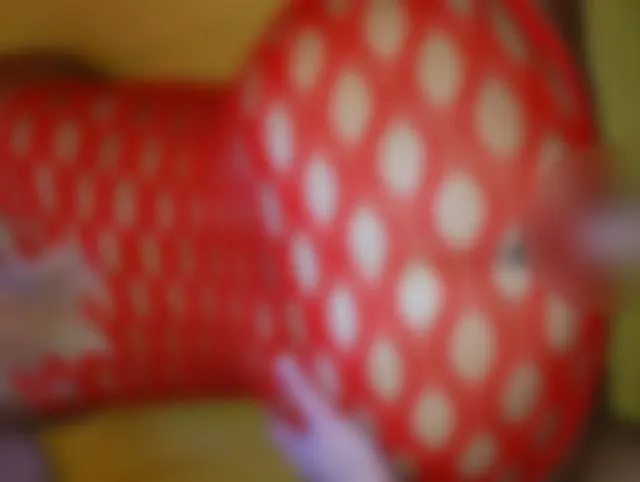 Sie wurde durch ein Loch in einem roten Outfit gefickt