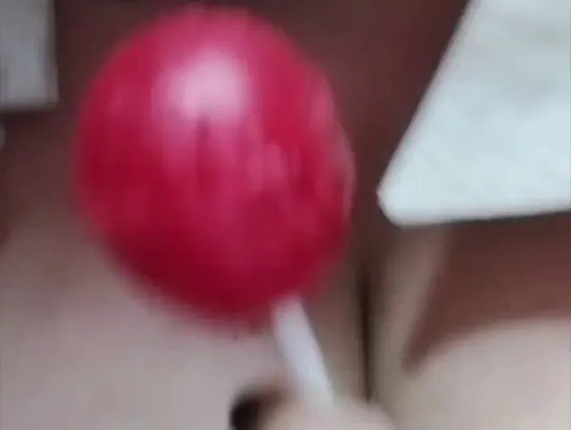 Ich probiere noch einmal ein Bonbon auf meinen Brustwarzen