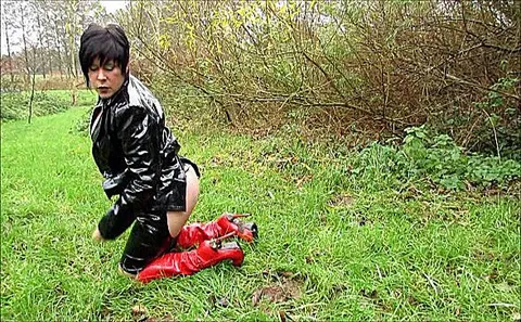 LACK-STIEFEL-LECKER Hausbesuch