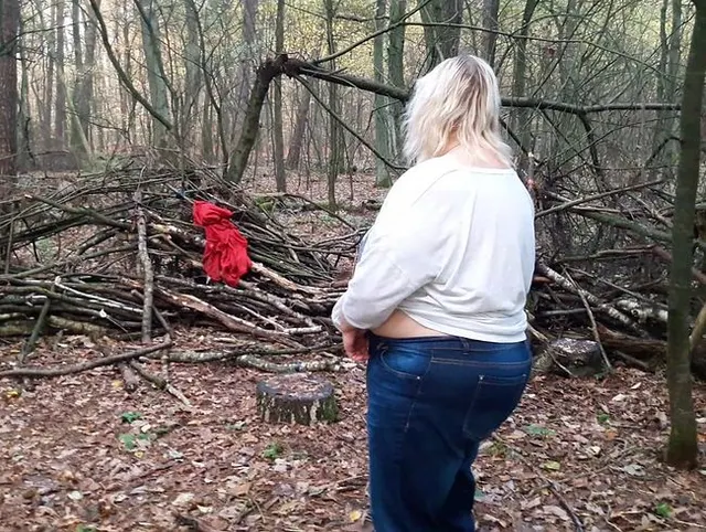 gepisst im Wald