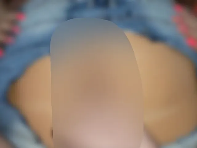 Stiefmutter in zerrissenen Jeans bekommt Sperma auf saftigen Arsch