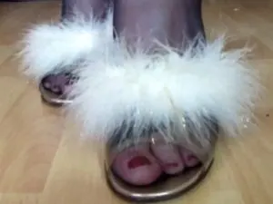 Squirting auf die Marabou-Pantolette