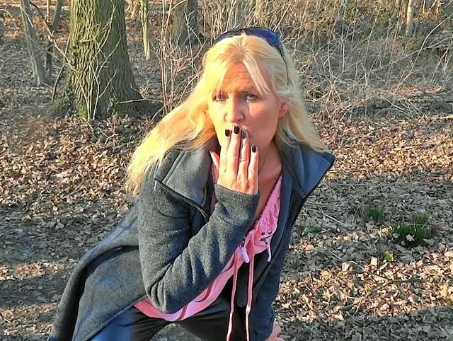 Pipi beim Waldspatziergang
