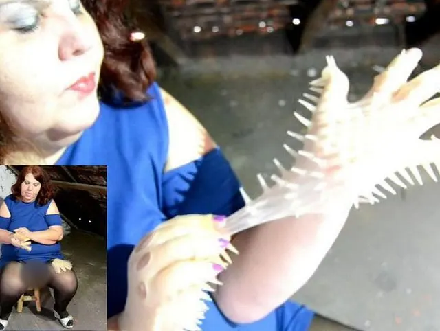 Latex Spike Handschuhe anziehen