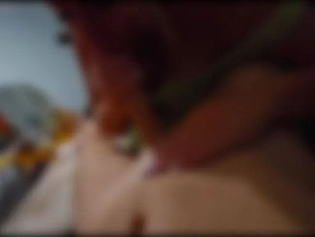 Der Schwanz des Stiefsohns wird durch Cum Stepmom POV erleichtert.
