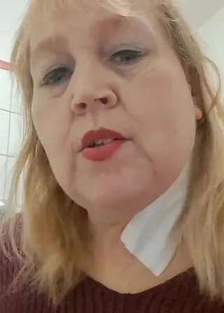 Beim pinkeln im Krankenhaus (Hochformat)