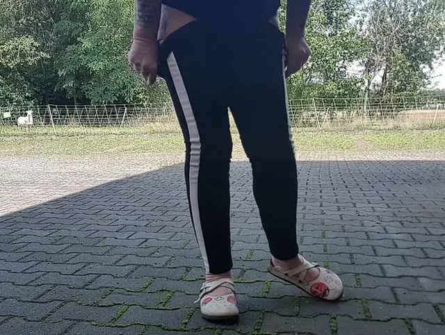 outdoor pissen mit großer Pfütze