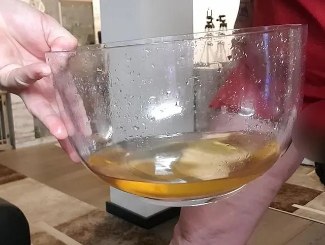 in die Schüssel gepinkelt