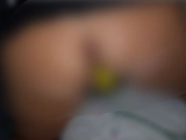 Der Stiefsohn zog unmerklich das gelbe Kondom aus, um in die Muschi der Stiefmutter zu spritzen