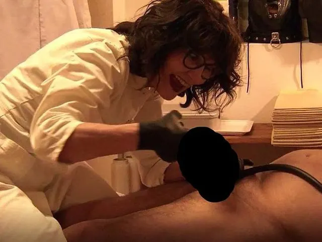 Venus 2000 - Der Sklave wird von Herrin Syrkay abgemolken