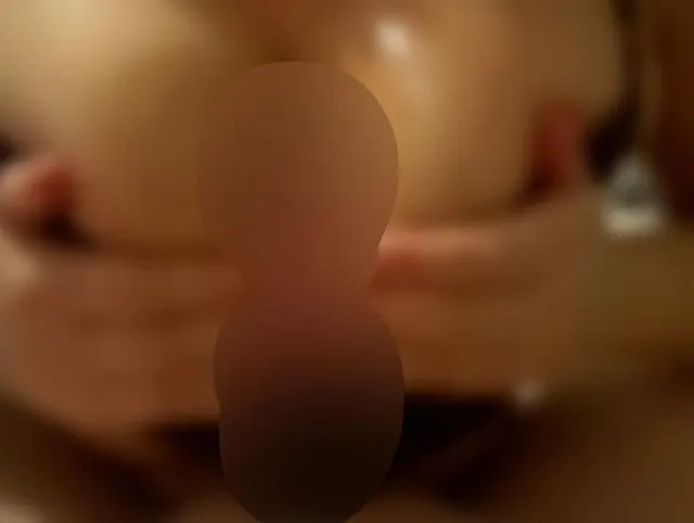 Geölter Tittenjob im BH