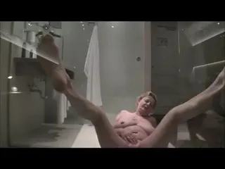 Pissen im Glaskasten