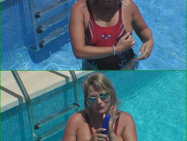 Spass mit dem Dildo am Pool