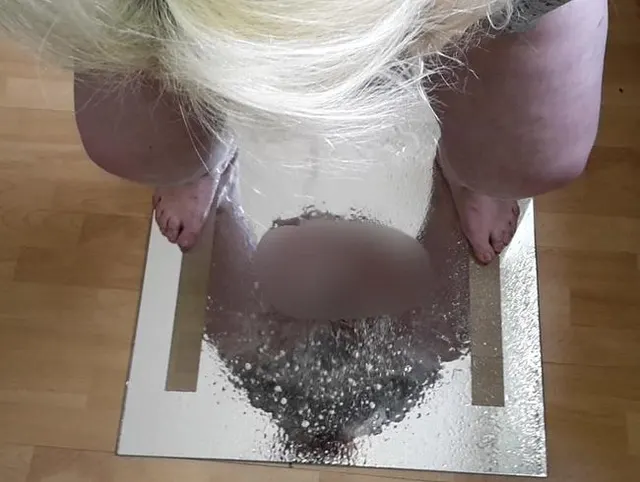 Piss und Squirt ins Spiegelbild