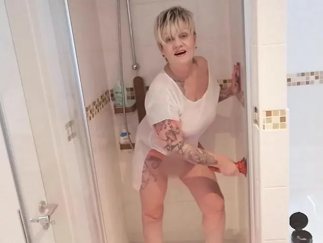 SB anal in der Dusche mit einem hammer Saugnapfdildo