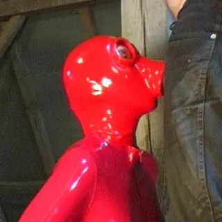 Latex Maske verschlingt Kameramann