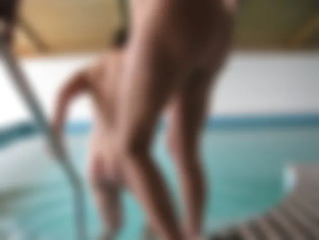 Mit Freundin im Pool