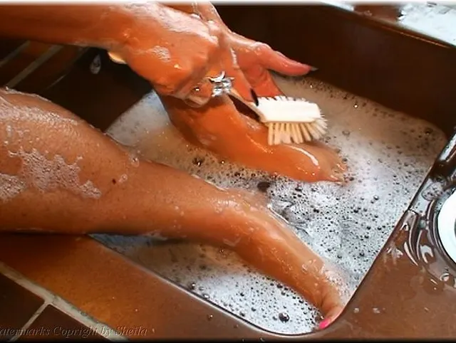 FÜSSE UND FOTZENWÄSCHE MIT DER KÜCHENBÜRSTE IM WASCHBECKEN *HDTV*