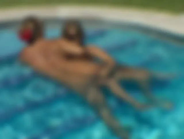 Lesbenspiele im Pool