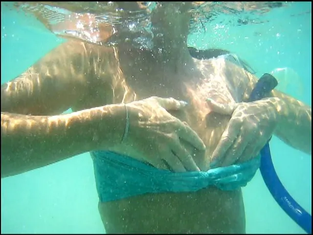 Unterwasser Tittenmassage