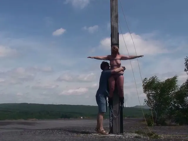 Outdoor-bondage am Kreuz