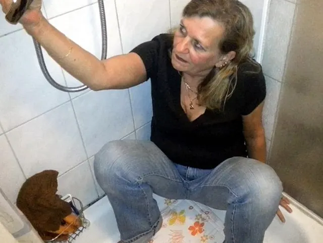 Patrizia pisst sich in die Hose