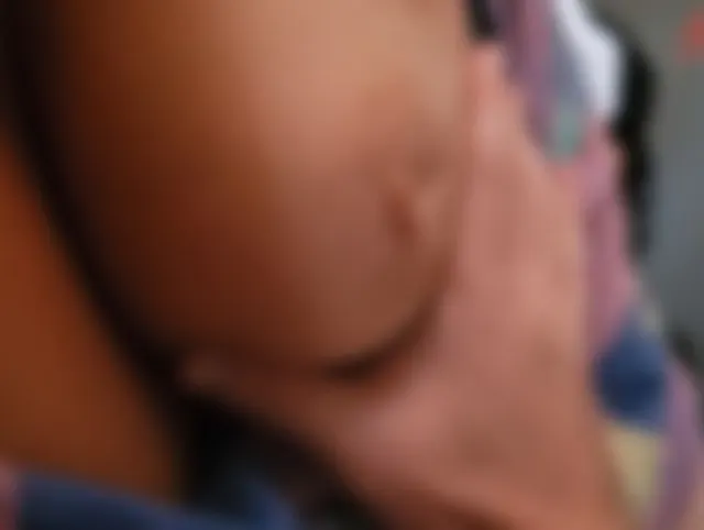 Ich berühre die Titten meiner Stiefmutter, während sie sich ausruht