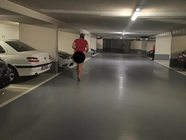 fast nackt in der Garage