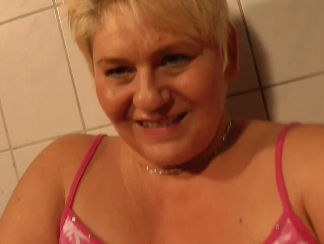 Ins pinke Höschen gepisst