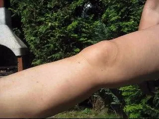 Pissen mit Dildo in der Muschi