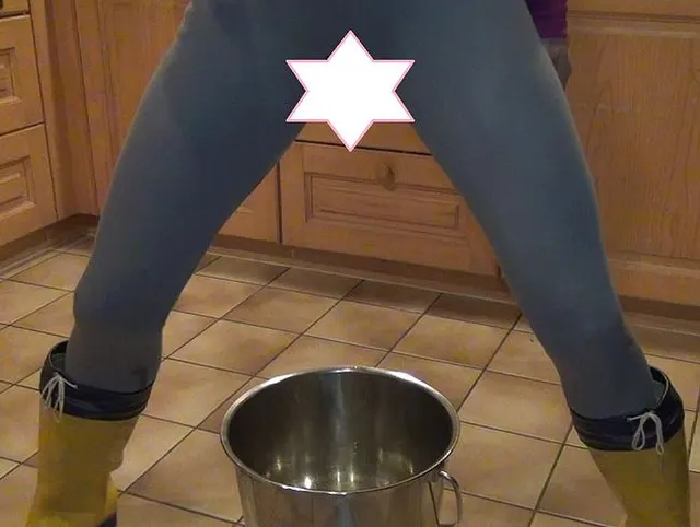 gelbe GUMMISTIEFEL an & in MELK_EIMER gepisst
