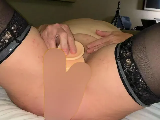Sina Spritzig – Frisch rasiert und dann erst mal die Muschi gestopft!!!