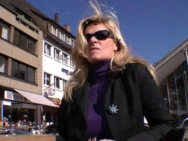 fotze im strassenkaffee gezeigt  . . .