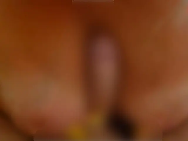 Reife Frau mit großen Titten macht Liebe und bekommt Sperma auf große Titten
