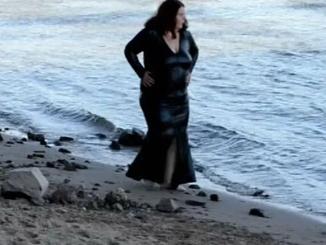 Wetlookkleid am Strand
