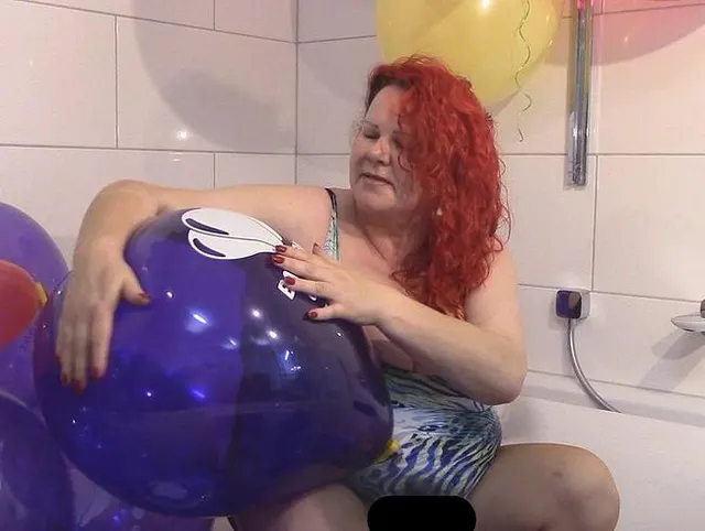 Ballons mit den Fingernägeln gepopped. Badeanzug türkis!