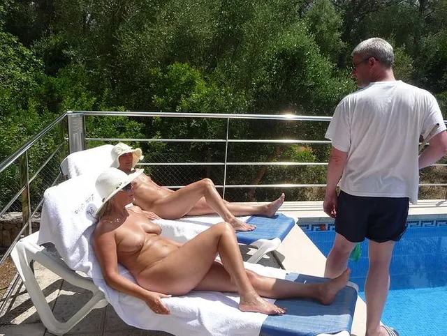 2 Fotzen vom Poolboy gefickt
